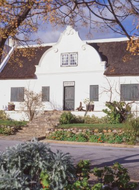 Güney Afrika 'nın Batı Cape Eyaleti' nde, Tulbagh 'ta bir Cape Dutch House Street. Güney Afrika 'da bir caddede en çok sayıda Hollanda Burnu, Edwardian ve Viktorya dönemi mirası yer alıyor..