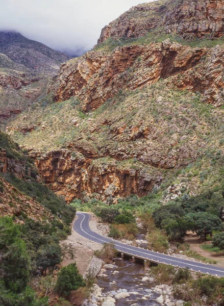 Meiringspoort, Swartberg dağlarını geçen bir Güney Afrika dağ geçididir. Geçit Küçük Karoo ve Büyük Karoo 'yu birbirine bağlıyor. Swartberg dağları dünyanın en korunmasız dağ zincirleri arasındadır..