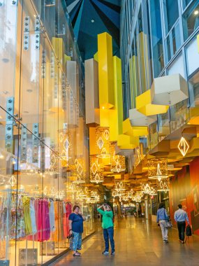 PERTH, AUSTRALYA - 12 ARALIK 2023: Batı Avustralya 'da Perth şehrindeki bir alışveriş merkezinde Noel ışıklarını keşfeden kimliği belirsiz iki kadın.