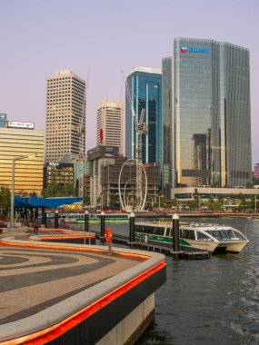 PERTH, AUSTRALIA - 20 HAZİRAN 2024: Avustralya 'nın Perth merkez ticaret bölgesinde bir feribot Elizabeth Quay' e yanaştı..