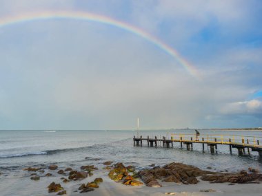 Güneybatı Avustralya 'daki eski Dunsborough' da kışın iskelede gökkuşağı..