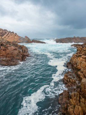 Kanal Kayaları, Batı Avustralya 'nın güneybatı bölgesinde Yallingup' un yaklaşık dört kilometre güneyinde Hint Okyanusu 'nda bulunan bir dizi granit kayadır..