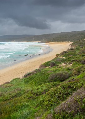 Cape 'den Cape' e yürüme pisti üzerinde Naturaliste Burnu ve Leeuwin Burnu arasında yer alan Smiths Beach, Güneybatı Avustralya 'da Dunsborough, Yallingup ve Margaret River kasabalarına yakındır..