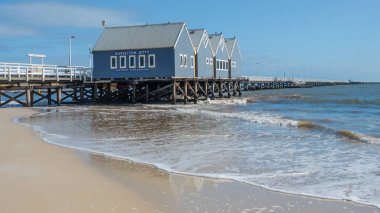 BÜKSELTON, AUSTRALYA - 13 Ağustos 2024: Batı Avustralya 'daki Coğrafya Körfezi' nin koruma altındaki sularının 1.841 kilometre üzerine uzanan Busselton Jetty, Güney Yarımküre 'deki en uzun ahşap öbek iskelesidir..