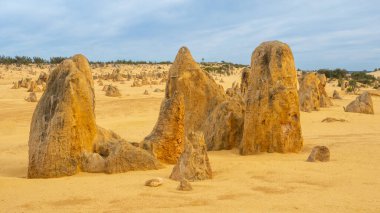 Pinnacle 'lar Batı Avustralya' nın Cervantes kasabası yakınlarındaki Nambung Ulusal Parkı 'ndaki kireçtaşı oluşumlarıdır..