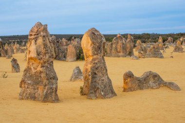 Pinnacle 'lar Batı Avustralya' nın Cervantes kasabası yakınlarındaki Nambung Ulusal Parkı 'ndaki kireçtaşı oluşumlarıdır..