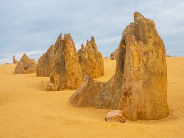 Pinnacle 'lar Batı Avustralya' nın Cervantes kasabası yakınlarındaki Nambung Ulusal Parkı 'ndaki kireçtaşı oluşumlarıdır..