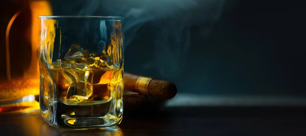 Een Glas Whisky Met Ijs Een Cubaanse Sigaar Een Houten — Stockfoto