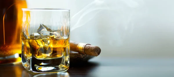 Een Fles Een Glas Whisky Met Ijs Een Stomende Cubaanse — Stockfoto