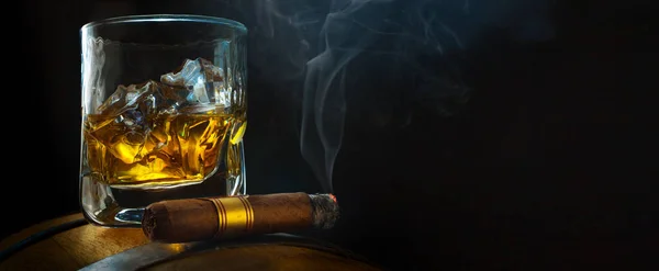 Glass Whiskey Ice Oak Barrel Steaming Cuban Cigar Smoky Atmosphere — Stock Photo, Image