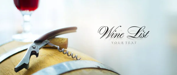 コピースペース付きのワインリストの背景 赤ワインのガラス ワイン樽とワインコルク栓付きのコルク栓ネジ ワイナリーでのワインテイスティング — ストック写真