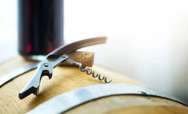 コピースペース付きのワインリストの背景 赤ワインのボトル ワイン樽とワインコルク栓付きのコルク栓ネジ 冬のワインテイスティング — ストック写真