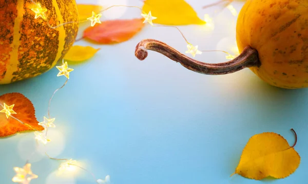 Herbstkürbisse Und Gelbe Herbstblätter Auf Hellblauem Hintergrund Als Dekoration Zum — Stockfoto