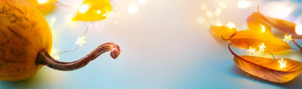 Осінні Гарбузи Жовте Осіннє Листя Світло Блакитному Фоні Прикраси Дня — стокове фото