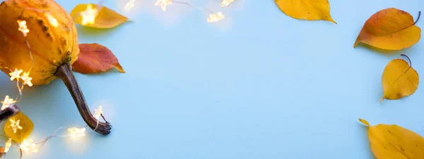 Поздравительная Открытка Баннер Тыквой Сквошем Листьями Светло Голубом Фоне Копировальное — стоковое фото