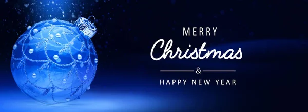 クリスマスバナーやグリーティングカードのデザイン 青い雪の背景にクリスマスツリーボール ワイドXmasバナーモックアップ ヘッダー チラシ — ストック写真