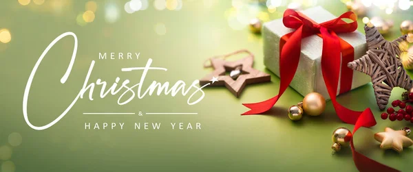 クリスマスグリーティングカード メリークリスマスと幸せな新年 魔法のライトでライトグリーンの背景にギフトボックスと装飾 バナー ヘッダー — ストック写真