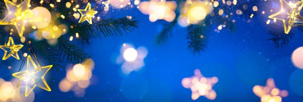 アートクリスマスツリーライト 抽象的な雪の空の背景でフェアブランチでぶら下がっている星の文字列 — ストック写真