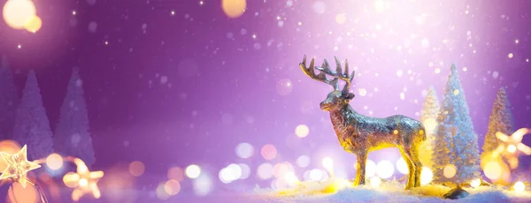 Noel Baba Ren Geyiği Karlı Ağaç Süslemeli Noel Tebrik Kartı — Stok fotoğraf