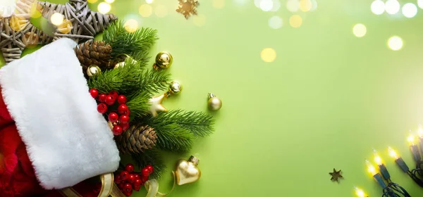 圣诞礼物和圣诞树装饰 带有复制标记的圣诞横幅或贺卡设计 — 图库照片
