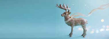 Masasında kurdele olan Noel Baba geyiği. Fotokopi alanı olan pankart veya tebrik kartı tasarımı