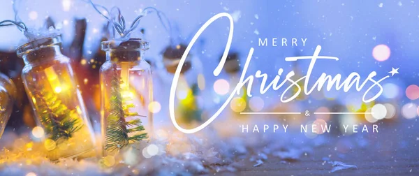 休日の光の装飾とグリーティングコンセプト 光の青の背景にクリスマスのガーランドボケライト — ストック写真