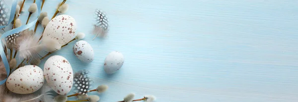 Σύνθεση Του Πάσχα Πασχαλινά Αυγά Και Ανοιξιάτικα Λουλούδια Μπλε Φόντο — Φωτογραφία Αρχείου