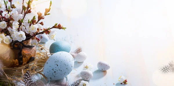 Счастливой Пасхи Пасхи Окрашены Яйца Натуральные Весенние Цветы Деревянном Деревенском — стоковое фото
