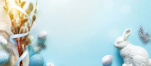 Пасхальная Композиция Пасхальными Яйцами Кроликами Натуральными Весенними Цветами Синем Фоне — стоковое фото
