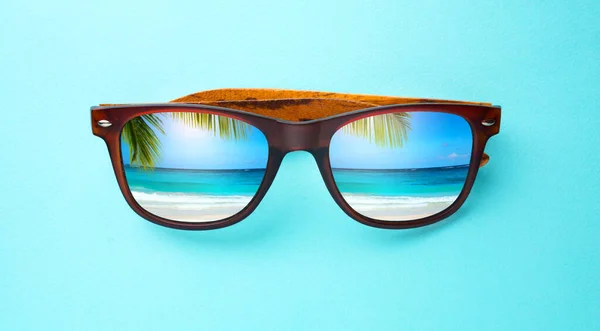 Vacation Summer Travel Banner Concept Tropical Sea Sunglasses Reflection Sandy — Stock Photo, Image
