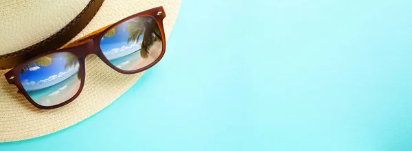 概念假期和夏季旅行横幅 在热带沙滩上度过了愉快的假期 巴拿马的帽子和太阳镜 有沙质的特罗维茨海滩和棕榈树的倒影 — 图库照片