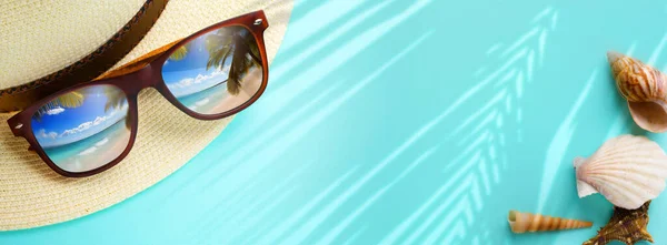概念的な休暇と夏の旅行バナー 砂浜の熱帯の海のビーチで幸せな休日 パナマの帽子とサングラスは 砂のトロビックビーチとヤシの木を反映しています — ストック写真