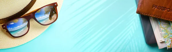 概念假期和探险暑期旅行横幅 在热带沙滩上度过了愉快的假期 巴拿马的帽子和太阳镜 带有沙质的特罗维茨海滩和棕榈树的倒影 — 图库照片