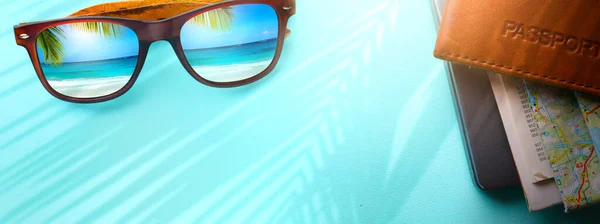 コンセプト休暇とアドベンチャー夏の旅行バナー 砂浜の熱帯の海のビーチで幸せな休日 パナマの帽子とサングラスは 砂のトロビックビーチとヤシの木を反映しています — ストック写真