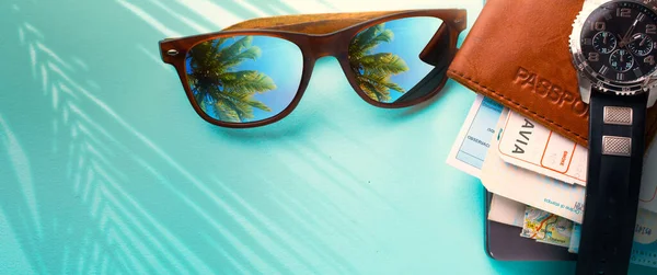 老式格子概念度假和冒险夏季旅行横幅 在热带海滩度假愉快 带有热带海滩棕榈树倒影的护照 机票和太阳镜 复制空间 — 图库照片