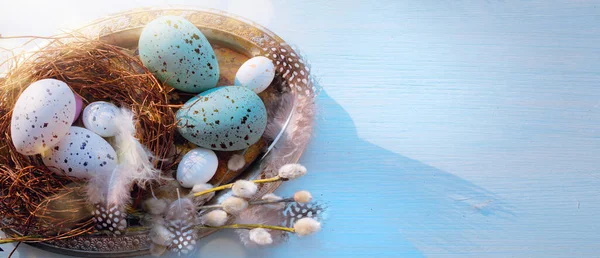 Decorazione Vacanze Pasquali Sfondo Blu Legno Soleggiata Mattina Pasqua — Foto Stock