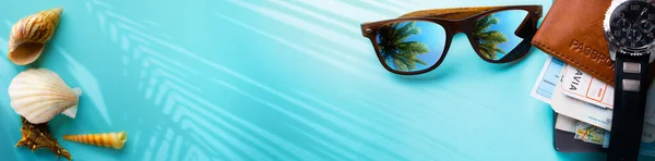 ヴィンテージスタイルのコンセプト休暇とアドベンチャー夏の旅行バナー 熱帯の海のビーチで幸せな休日 パスポート 航空券 反射熱帯ビーチヤシの木とサングラス スペースをコピー — ストック写真