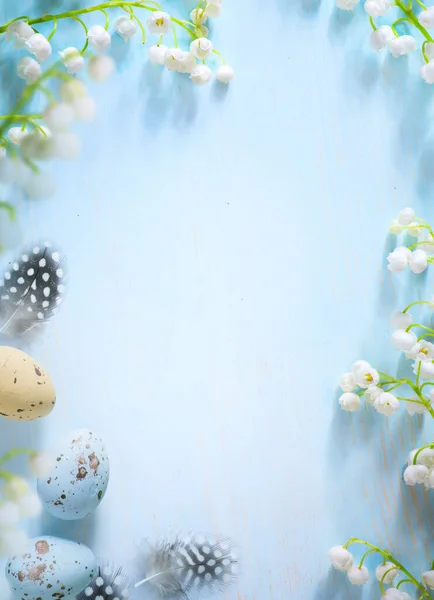 Πασχαλινά Αυγά Και Άνοιξη Σύνορα Λουλουδιών Μπλε Φόντο Λευκό Σύνορα — Φωτογραφία Αρχείου