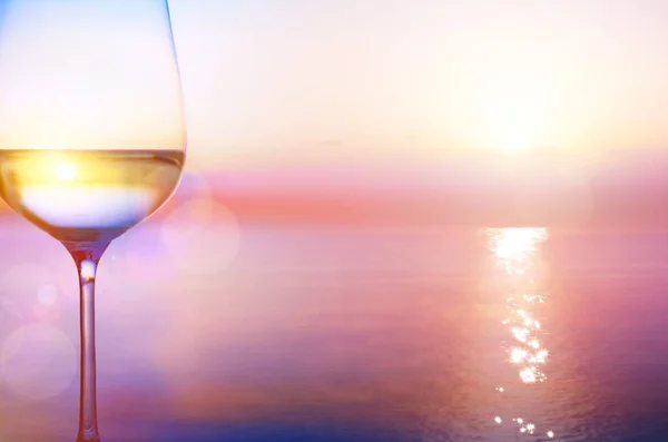 夏日日落背景下的白葡萄酒 — 图库照片