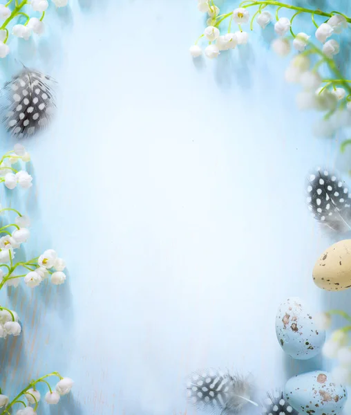 彩蛋和春花在蓝色背景的边缘上 白色春花在边缘上 复制彩蛋 — 图库照片