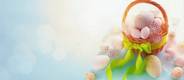 Счастливой Пасхи Пасха Окрашены Яйца Корзину Деревянном Деревенском Столе Вашего — стоковое фото
