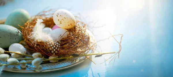 Velikonoční Prázdniny Dekorace Modrém Dřevěném Pozadí Slunečné Šťastný Velikonoční Ráno — Stock fotografie