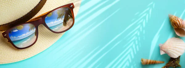 Konseptferie Sommerreisebanner God Jul Sandstranden Tropisk Hav Panamahatt Solbriller Med – stockfoto
