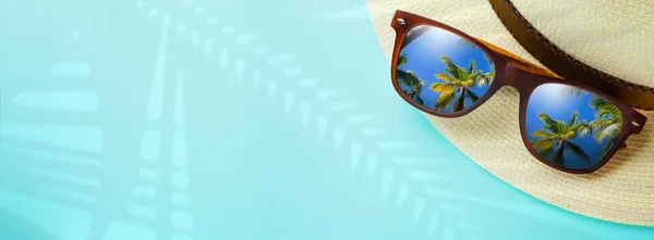 概念的な休暇と夏の旅行バナー 砂浜の熱帯の海のビーチで幸せな休日 砂浜のトロビックビーチとヤシの木を反映したパナマの帽子とサングラス — ストック写真