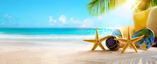 Sommer Strandparty Tropischen Meer Liebe Sonnigen Tropischen Sandstrand Mit Palmenblättern — Stockfoto