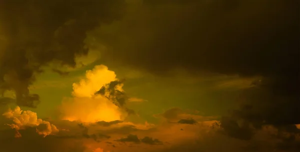風光明媚な夕日黄色の曇りの空 抽象劇的な空の背景 — ストック写真