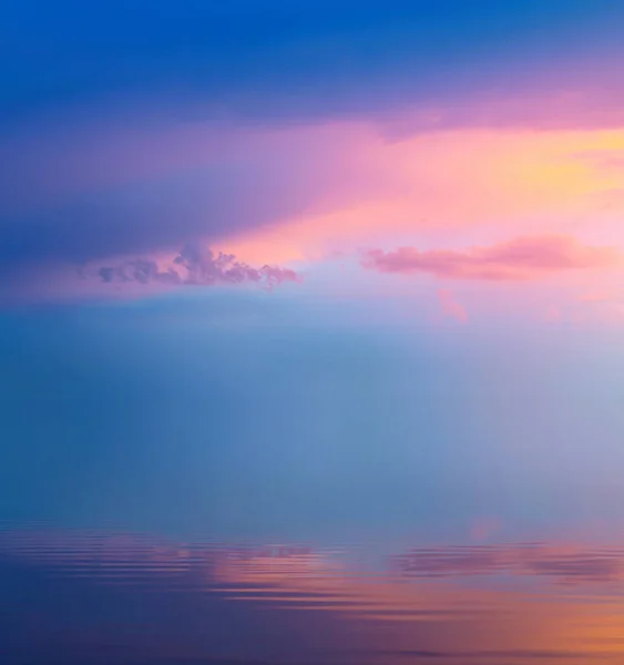 Friedlicher Sonnenaufgang Rosa Bewölkter Himmel Über Ruhigem Wasser Abstrakter Hintergrund — Stockfoto