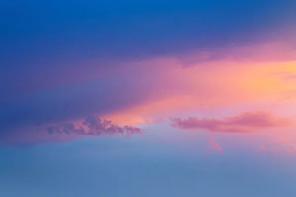 Nascer Sol Céu Nublado Rosa Resumo Fundo Colorido Céu Matutino — Fotografia de Stock
