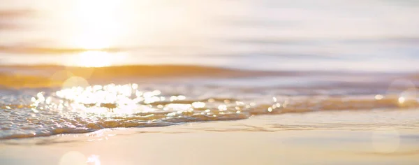 摘要美丽的沙滩背景 水晶清澈的海水和热带泻湖 夏日沙滩上的黄昏阳光 — 图库照片