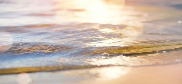 摘要美丽的沙滩背景 水晶清澈的海水和热带泻湖 夏日黄昏的阳光照射在夏日的海燕上 — 图库照片
